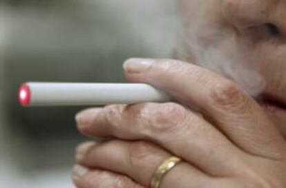 una mujer con un cigarrillo electrónico. EFE/Archivo