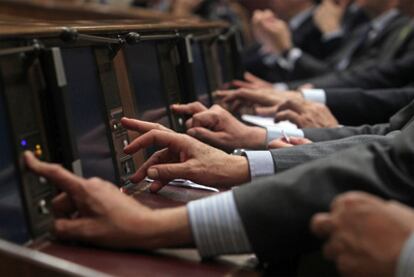 Diputados del PSOE, ayer en el pleno del Congreso durante una votación.