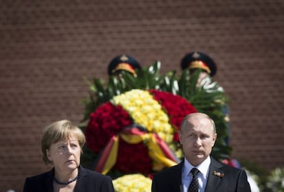 Merkel y Putin, en la tumba del soldado desconocido en Mosc&uacute;.