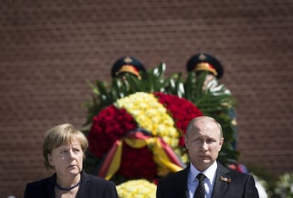 Merkel y Putin, en la tumba del soldado desconocido en Moscú.