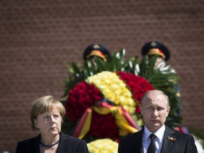 Merkel y Putin, en la tumba del soldado desconocido en Mosc&uacute;.