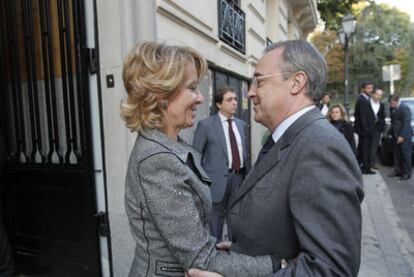 La presidenta de la Comunidad de Madrid, Esperanza Aguirre, se abraza a Florentino Pérez.