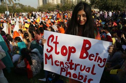 Mulheres exibem cartazes em que se lê "Deixe de ter fobia à menstruação" durante o Dia Internacional da Mulher, celebrado em Karachi (Paquistão).