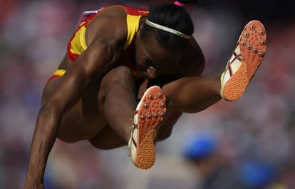 Ruth Ndoumbe, en la final de triple salto.