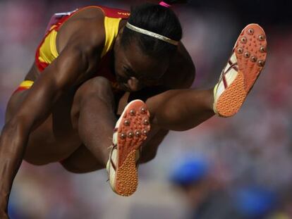 Ruth Ndoumbe, en la final de triple salto.