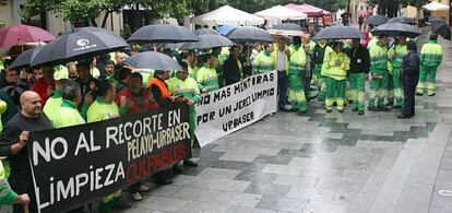 Trabajadores de Urbasur, concentrados este martes frente al Ayuntamiento.