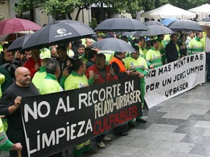 Trabajadores de Urbasur, concentrados este martes frente al Ayuntamiento.