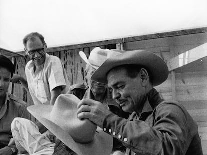 Arthur Miller, Montgomery Clift, Clark Gable y Marilyn Monroe, durante el rodaje de <i>Vidas rebeldes</i> (1961), de John Huston.
