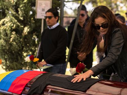 Familiares de Ronald Ojeda en su funeral, el 8 de marzo.
