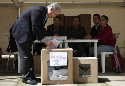 Álvaro Uribe vota en Bogotá.