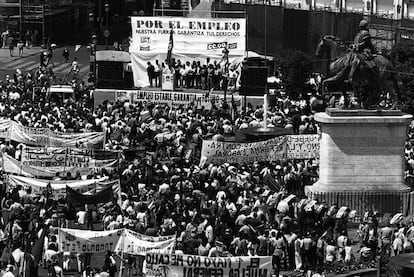 Miles de personas participan en la marcha del Primero de Mayo en Madrid, en 1995.
