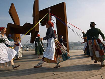 Un grupo de jóvenes baila ante la escultura <i>Construcción vacía </i>de Oteiza, en San Sebastián.