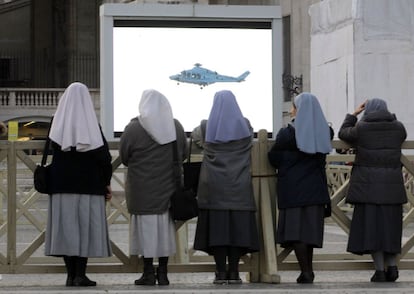 Un grupo de monjas se han congregado en la Plaza de San Pedro, para ver desde las pantallas de televisión instaladas, cómo Benedicto XVI deja la Santa Sede en helicóptero.