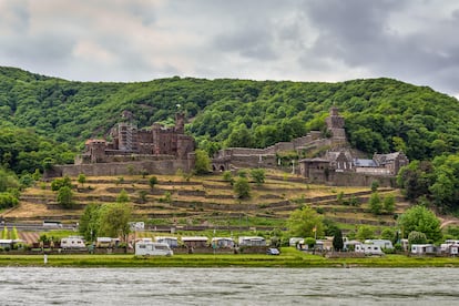 Un parking de autocaravanas bajo el castillo de Reichenstein, en el valle del Rin.