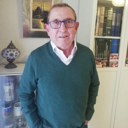 <b>Manuel Marín Rueda (61), médico. Coordinador del Centro de Transfusiones de Sevilla.</b> <p> Marín es médico y paciente. "Desde hace nueve meses padezco una patología tumoral con cáncer de colon y metástasis en el hígado. Eso no impide que siga trabajando igual que ahora. No soy ningún héroe. Hago lo mismo que antes: intentar abastecer con sangre Sevilla, la provincia, y, si es posible, Andalucía entera". "Necesitamos que diariamente donen 300 personas, antes y ahora. Van a seguir existiendo patologías que necesiten sangre: trasplante, cánceres, leucemia, accidentes… A coordinarlo todo me dedico desde casa".