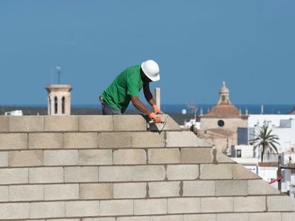 Un obrero trabaja en la construcción de una vivienda en Menorca este miércoles.