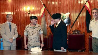 El ministro del Interior, Jorge Fernández Díaz, saluda a los mandos militares en Melilla.