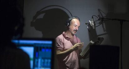 El actor Javier Fernández graba un audiolibro en el estudio Miut de Barcelona.