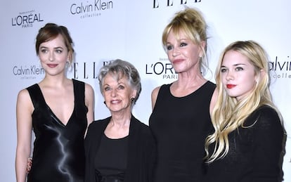 Las cuatro mujeres de tres generaciones de la familia: Dakota Johnson (de 30 años), Tippi Hedren (que ha cumplido 90 años), Melanie Griffith (de 62) y Stella del Carmen (de 23), juntas en 2015.