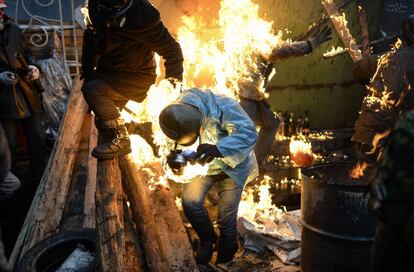 Varios hombres que se enfrentaban a la policía aparecen envueltos en llamas en su barricada en esta imagen del 20 de febrero.