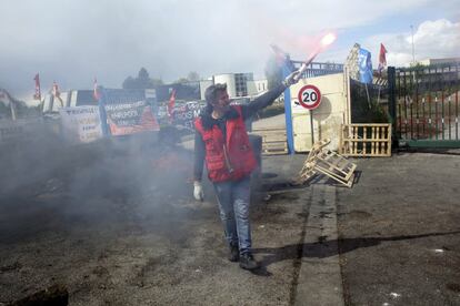 Los trabajadores de Whirlpool en esta ciudad francesa mantienen una serie de protestas por los planes de la matriz estadounidense de llevarse la producción a Polonia.