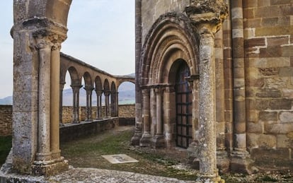 Santa Mar&iacute;a de Eunate, en Navarra, donde confluyen los Caminos de Santiago de Somport y de Roncesvalles. 