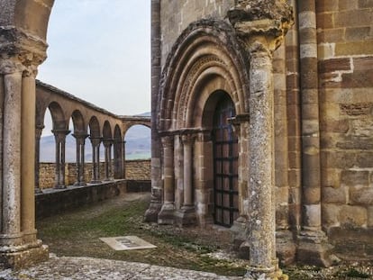 Santa Mar&iacute;a de Eunate, en Navarra, donde confluyen los Caminos de Santiago de Somport y de Roncesvalles. 