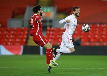 Salah y Nacho durante el partido.