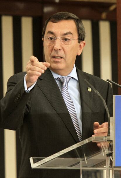 El diputado general de Bizkaia, José Luis Bilbao, durante su intervención en el desayuno informativo <i>Forum Europa. Tribuna Euskadi</i>, organizado hoy en la capital vizcaína.