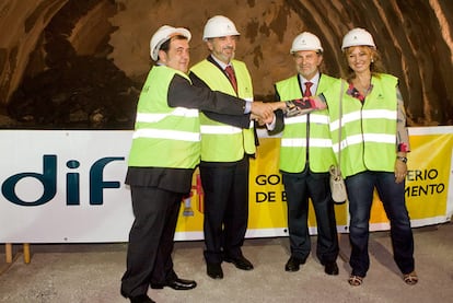 En la imagen, desde la izquierda, el viceconsejero de Transportes, Ernesto Gasco; el titular de esta cartera, Iñaki Arriola; González Marín y la subdelegada del Gobierno en Álava, Gloria Sánchez, en el túnel.