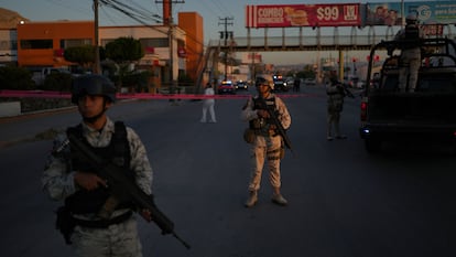 Elementos de seguridad resguardan la escena de un homicidio, en Tijuana, Baja California.