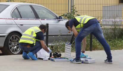 Agentes de los Mossos en el lugar del tiroteo en Terrassa.