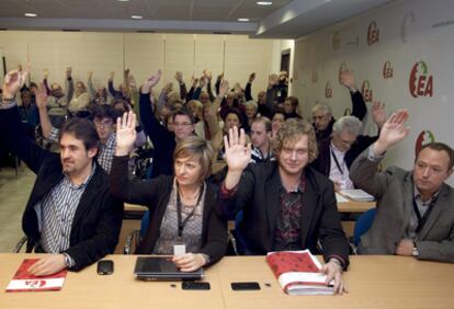 De izquierda a derecha, Pello Urizar, Ikerne Badiola, Maiorga Ramírez y Juanjo Agirrezabala votan en un momento de la asamblea de EA en Vitoria.