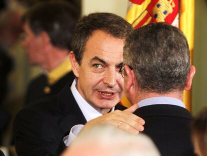 José Luis Rodríguez Zapatero y Alberto Ruiz-Gallardón conversan en el Congreso.