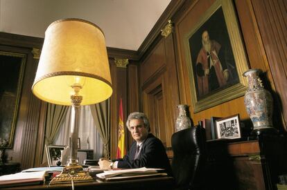 Enrique Múgica, en su depacho como ministro de Justicia.