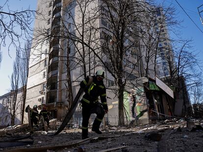 Bomberos y personal de emergencias trabajan para rescatar a las víctimas de un edificio bombardeado por las tropas rusas, este miércoles en Kiev.