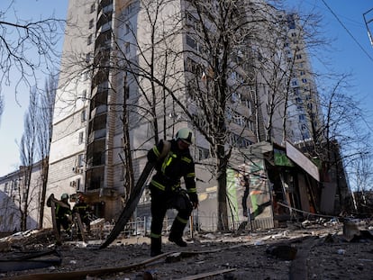 Bomberos y personal de emergencias trabajan para rescatar a las víctimas de un edificio bombardeado por las tropas rusas, este miércoles en Kiev.