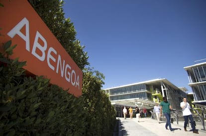  Empleados de Abengoa, salen y acceden a la sede central de la empresa ubicada en Palmas Altas, Sevilla.