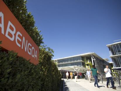  Empleados de Abengoa, salen y acceden a la sede central de la empresa ubicada en Palmas Altas, Sevilla.