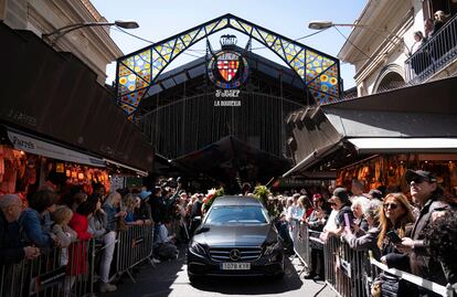 El coche fúnebre de Juan Bayén, el 'Pinotxo', en la entrada del mercado de la Boqueria durante su último homenaje. 

Foto: Gianluca Battista