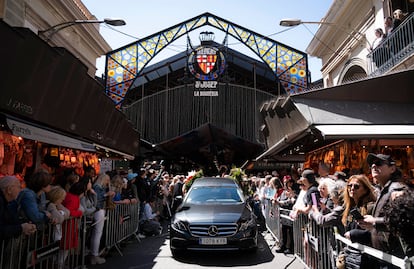 El coche fúnebre de Juan Bayén, el 'Pinotxo', en la entrada del mercado de la Boqueria durante su último homenaje. 

Foto: Gianluca Battista