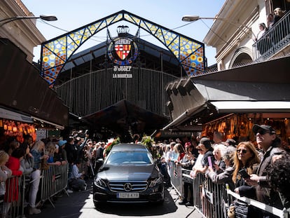 El coche fúnebre de Juan Bayén, el 'Pinotxo', en la entrada del mercado de la Boqueria durante su último homenaje. 

Foto: Gianluca Battista