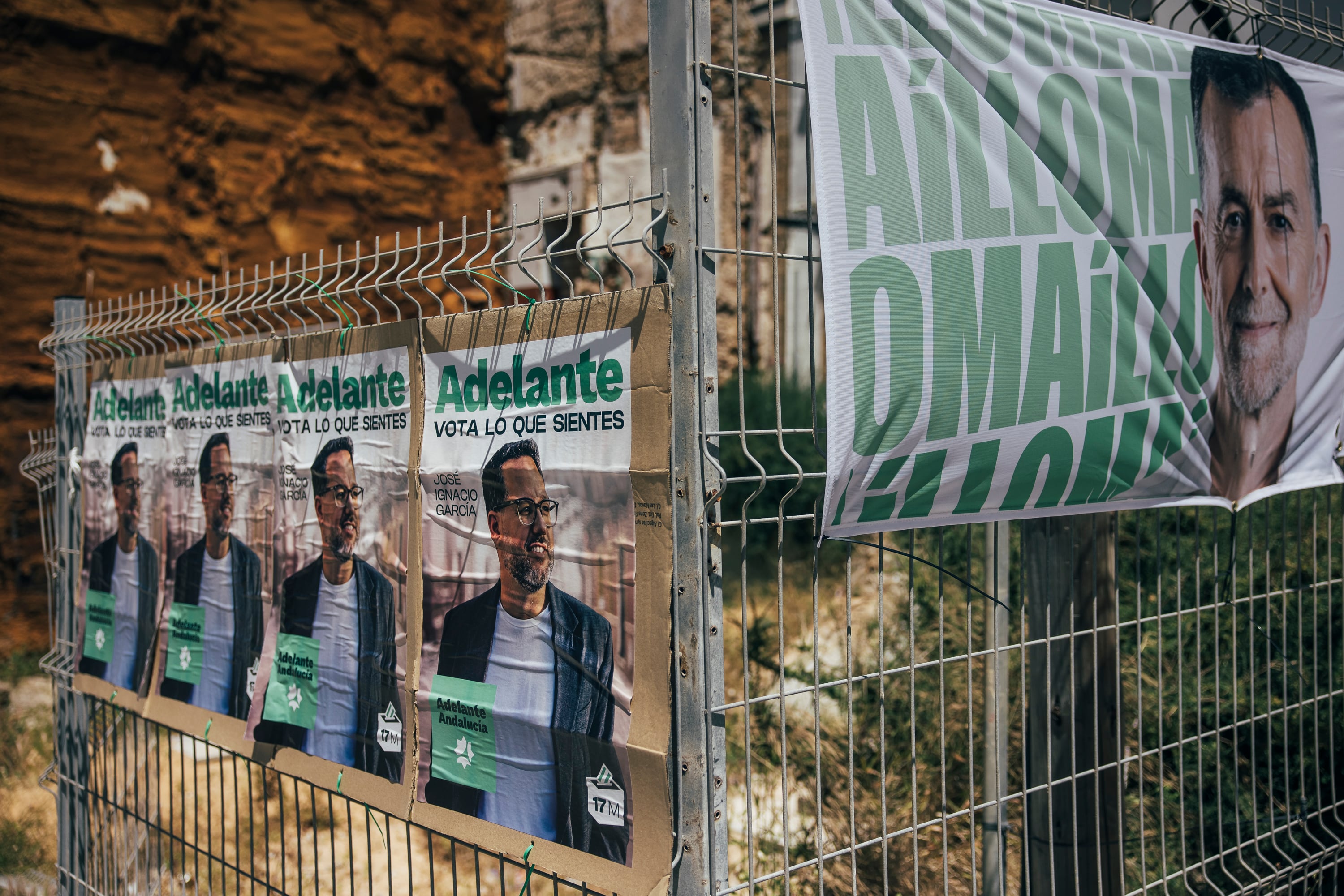 Carteles de Adelante Andalucía y de la coalición Por Andalucía, en Cádiz durante la pasada campaña electoral autonómica.