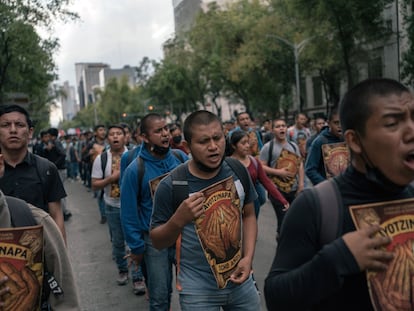 Manifestación en la Ciudad de México por el aniversario del secuestro masivo de estudiantes de Ayotzinapa en 2014 en Iguala, Guerrero.