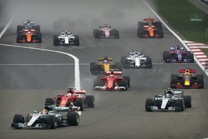 Lewis Hamilton inicia la carrera en la primera posición.
