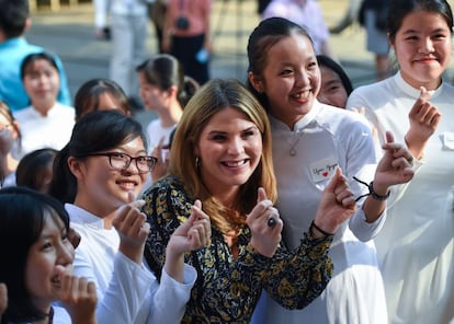 Jenna Bush Hager, hija del expresidente de EE UU George W. Bush, quiso posar y hacerse fotos junto a varias estudiantes vietnamientas en Can Giuoc (Long An), el 9 de diciembre.