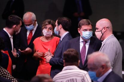 La ministra de Trabajo y Economía Social, Yolanda Díaz; el ministro de Consumo, Alberto Garzón; el ministro de Agricultura, Pesca y Alimentación, Luis Planas; y el secretario general de CCOO, Unai Sordo, charlan tras la conferencia. 