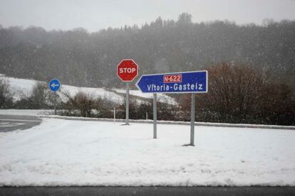 Una carretera nevada en las inmediaciones de Vitoria.