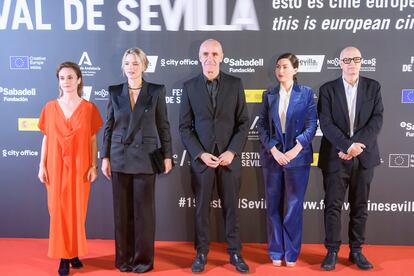 El entonces alcalde de Sevilla, Antonio Muñoz, entre otros, a su llegada a la gala inaugural del 19º festival de cine de Sevilla, el pasado noviembre. 
