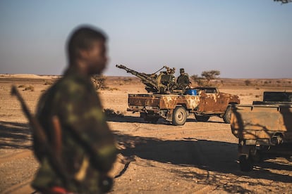 Combatientes saharauis de los campamentos de Tinduf (Argelia), junto a la berma que separa el Sáhara Occidental anexionado por Marruecos de la zona controlada por el Frente Polisario.